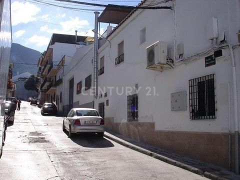 Investor, look no further! I have the right opportunity for you! A building in the heart of the city, with multiple possibilities! Located 30 meters from the busiest street in the city, Gerald Brenan Avenue, its location is ideal, since everything is...
