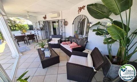 Charming house overlooking a public garden located in the Alberes area of Empuriabrava. The property has a swimming pool, garden seating area for al fresco dining, parking space and garage. Equipped for year-round living with double-glazed windows on...