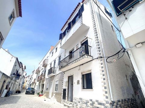 Building located in the Historic Center of Nazaré, 100mt from the beach. This building consists of: On the ground floor there is a kitchen and a bathroom. On the 1st floor a bedroom with balcony, on the 2nd floor a bedroom with bathroom and access to...