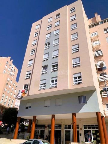 ## PROPRIÉTÉ OCCUPÉE ET INDIVISÉE ## Appartement de 3 chambres avec 100m2 situé à Rio de Mouro, Sintra, quartier de Lisbonne. Propriété bien située, sur l'une des principales avenues de Rinchoa, Rio de Mouro. Proche de l'accès à toutes les destinatio...