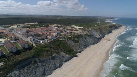 Grundstück mit 912m2 integriert im Atlantic Village an der Silberküste, in der Ortschaft Praia da Pedra Do Ouro, dieses Grundstück ermöglicht es Ihnen, eine Villa im Erdgeschoss zu bauen; oder Erdgeschoss und erster Stock, je nach Geschmack und Bedar...