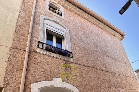 Florensac, village house located at the corner of two streets, you have two independent entrances, on the first floor the living room composed of a kitchen open to the living room, on the second floor you will find two bedrooms and a bathroom. ground...