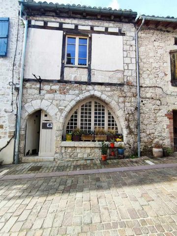 Venez découvrir cette maison sur cave voutée au centre d'un des plus beaux village de France. Beaucoup de possibilité pour ce bien tout en pierre actuellement exploité en atelier de céramique avec sa vitrine , un appartement de type T1 à l'étage avec...