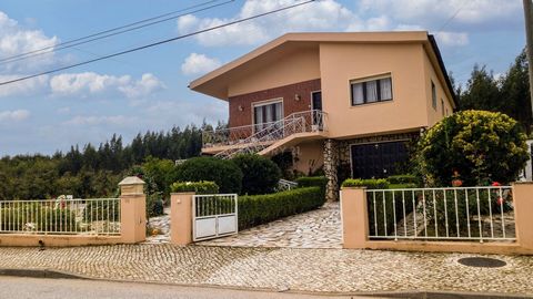 *Furniture included if desired* Discover the charm of living in Pero Moniz in this 3 bedroom villa with 2 bathrooms. With a classic touch, this house offers a cozy and spacious environment with 2 bathrooms, an equipped kitchen, with space for family ...
