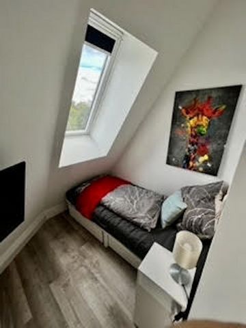 Various apartments for 2-6 persons We offer here an apartment for 2-6 persons in Falkensee / directly on the border to Berlin. The apartment has 4 rooms, each with a single bed. A smoking terrace is available. Fast internet, comfortable beds and park...