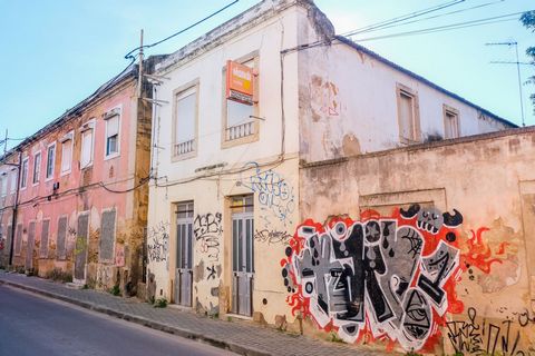 Located in the picturesque area of Romeira, this charming two-story building is a gem eagerly awaiting a rehabilitation process to reveal its full potential. The upper floor, although currently in a state of decay, promises captivating views of the s...