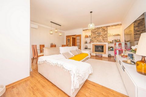 Odkryj swój nowy dom w tym uroczym 4-pokojowym apartamencie w Setúbal, położonym w prestiżowej dzielnicy Afonso Costa. Ten apartament o powierzchni 121 m² z 3 sypialniami oferuje przestronne i przytulne otoczenie dla całej rodziny. Po wejściu przywit...