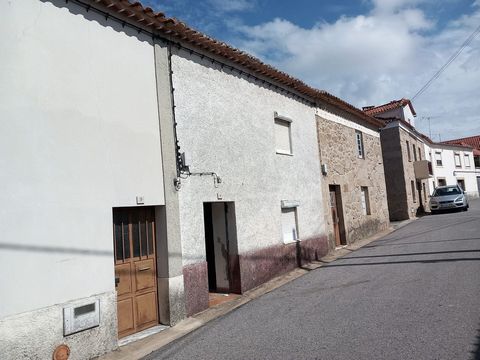 Moradia T2 no Freixial do Campo a 15 minutos de Castelo Branco Situada em zona central da aldeia A moradia contém: R/Chão e 1º andar No R/Chão encontramos: Hall de entrada 2 Salas Adega Ao nível do 1º Andar podemos encontrar: Cozinha Sala 2 quartos(u...