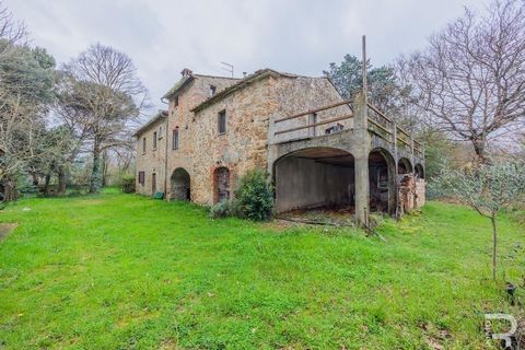 In a green landscape, not far from the river, this rustico extends over 7 hectares of land and offers countless possibilities for those who want to escape the stresses of everyday life in their own private retreat. The property consists of three stru...