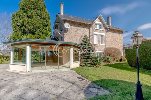 Ideally located between Brive and Limoges, house of 171 m2 located in the heart of Saint Germain les belles. There is the charm of the old, beautiful volumes, a large park with heated salt pool, an independent studio of 28 m2, a bright and spacious v...