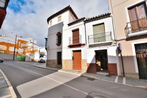 HOUSE IN THE HISTORIC CENTRE OF RONDA. ideal as a Housing and Business In the heart of the city, the area with the greatest tradition, surrounded by monuments, beautiful squares, restaurants, school, churches, appreciated hotels, a place with a lot o...