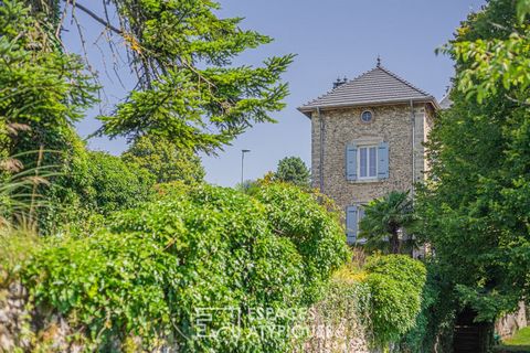 This charming 19th century residence is located on the heights of Saint Marcellin and benefits from a wooded plot of 5,600 m2. The entrance is via a patio and distributes two very distinct dwellings. The first, of 138 m2, completely renovated, plays ...