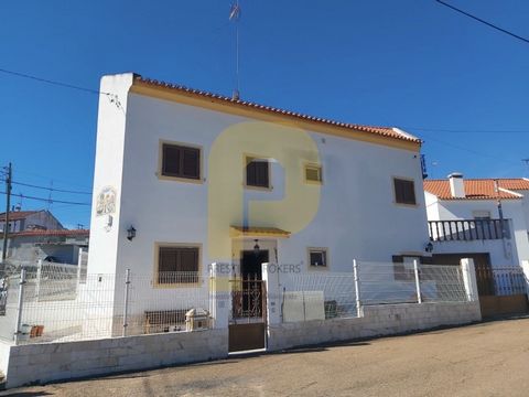 House in the heart of the Raposeira neighborhood, in Elvas. The villa offers the perfect balance of serenity and convenience, situated in a quiet neighbourhood and yet close to all essential services. Upon entering, you will be greeted by a bright ma...