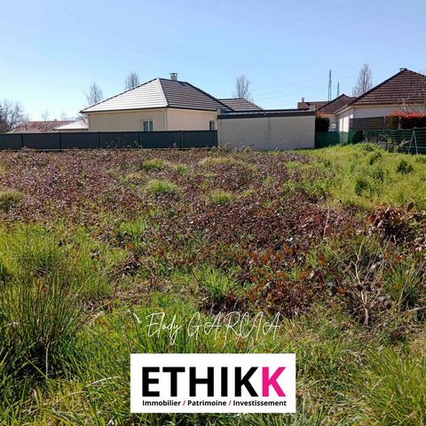 Move from the idea to the project with a land allowing construction in the municipality of Artix. You will have up to 700m2 to realize your dream by building a new villa. Serviced land, in quiet subdivision. Wanted on the commune.   Real Estate Netwo...