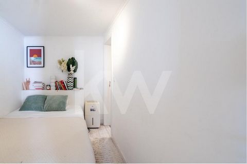 It's in the heart of Lisbon, in the Martim Moniz area and 2 minutes from the square of the same name, that you'll find this cosy 2-room flat. This one-bedroom apartment is located on Calçada Nova do Colégio and is housed in a typical period building ...