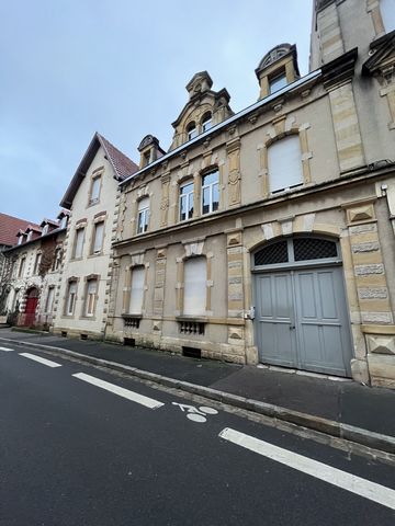 Located rue de la Chapelle in Metz Sablon, ideal first purchase or investor Apartment of 54.50m2 composed of a kitchen, a living room, a bedroom, a bathroom and toilet This property also has a cellar gas heating ECD in progress Number of lots: 16 Cha...
