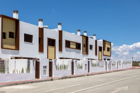 Los Álamos de Molina Fase 3 is gelegen in Los Vientos (Molina del Segura, Murcia) in een rustige omgeving en uitstekend verbonden met het stadscentrum. Dit wooncomplex in gated community bestaat uit 15 eengezinsduplexen met 2, 3 en 4 slaapkamers met ...