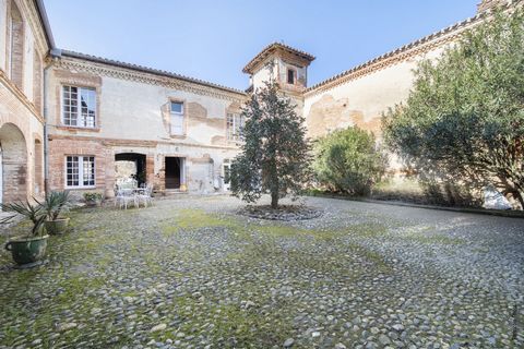 This private mansion steeped in history and original elements, represents more than 450m² of living space in the center of Castelsarrasin, a town in the Tarn et Garonne near Montauban and about 45 minutes from Toulouse. The 3 buildings from the 16th,...