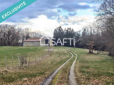 Come and discover this farmhouse that could be renovated to suit your needs and plans (family home, bed and breakfast, farming activity, etc.). This farmhouse dating from 1810 is steeped in history and has a lot to offer. Located in the beautiful vil...