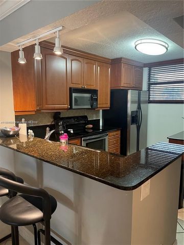 Great Deal!! INVESTOR WELCOME!! it can be rented out inmediately after purchase and also it is an excellent place to live. Gorgeous remodel Waterview apartment in the heart of Fort Lauderdale! Enjoy this 2 bedrooms, 2 bathrooms. Excellent resort-styl...