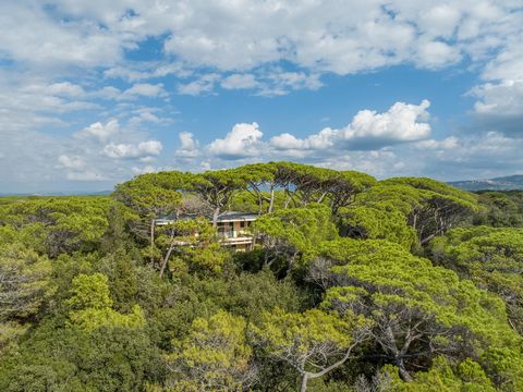 Villa moderne exceptionnelle, située à 100 mètres de la plage et dans la pinède méditerranéenne - un véritable joyau caché qui offre une intimité inégalée et une splendeur naturelle. Située dans la prestigieuse zone de Castagneto Carducci, la proprié...