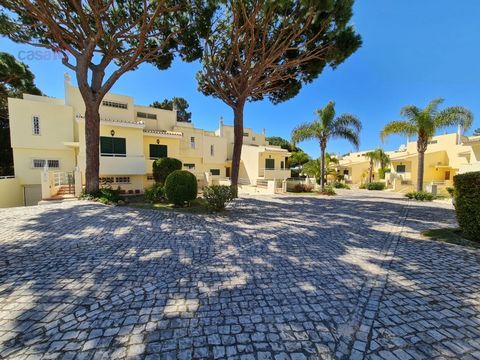 Ausgezeichnetes Haus zum Verkauf in Vilamoura, Algarve Villa mit 3 Schlafzimmern, eingebettet in eine Wohnanlage mit nur 13 Villen, in Vilamoura. Auf der Etage 0 befindet sich ein geräumiges und helles Wohnzimmer, das sich zwischen dem Wohnbereich un...