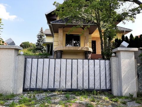 We present for sale a detached house located in the residential area of Ząbkowice Śląskie. The property consists of 6 rooms, a large living room, a spacious kitchen, 2 large bathrooms, a separate toilet, a balcony, a terrace and a boiler room. The ex...