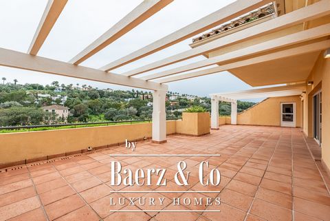 This spacious penthouse is in perfect condition, new, opposite the prestigious Real Club Valderrama, which offers above all tranquillity and security. Facing south, it offers plenty of light and panoramic views. It has a spacious living room with fir...