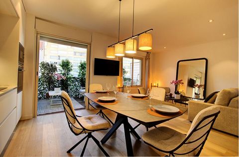 Located on a high floor of a secure residence with elevator just 3 minutes walk from the beaches of La Croisette, this splendid 3-room apartment of 62.35 sqm Carrez Law has been recently renovated with high-end materials and furniture on measure. It ...
