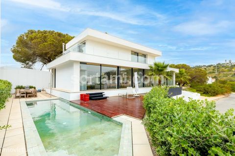 Fantastic three bedroom villa next to the Albufeira marina. This villa consists of three floors consisting of basement, ground floor and first floor. On the ground floor we have a kitchen that has a minimalist look with high-end appliances. The livin...