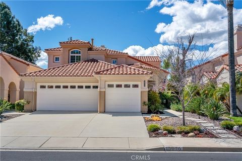 Nestled in a tranquil cul-de-sac, this exquisitely remodeled home seamlessly blends elegance with comfort. Boasting a desirable layout flooded with natural light, it features a convenient downstairs bedroom and adjacent bathroom. The open floor plan,...