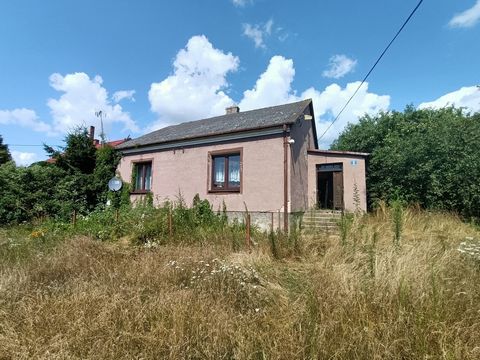 Detached house of 90 sq m on a plot of 4500 sq m in a quiet area of Lisów, Morawica commune, Kielce district. House: - usable area 90 sq. m. -on a plot in the shape of a rectangle with area of 4500 sq.m. Dimensions: -10 m x 9.50 m Available media: -c...
