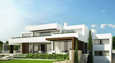 This fantastic villa has been designed to be built on a very beautiful plot in the luxurious area of Sotogrande. It will have 6 bedrooms, 6 baths en-suite, 2 guest toilets, lounge, dining area, totally fitted kitchen with pantry and breakfast area, l...