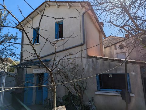 This stone house to completely renovate, of about 70m2 of living space close to shops, schools and public transport. You can arrange it according to your needs. A plot of 212 m2 with a garage and outbuilding. Features: - Garden