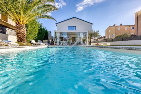 Rovinj - Luxury villa with pool near the sea and the city center! For sale is this incredible villa with a swimming pool with a total living area of 290m2, located in a quiet suburb surrounded by family houses, only 3 km away from the beautiful beach...