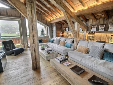 Rare, Mont-Blanc view for this superb chalet in Megève. Surface area 528 m² including 297 m² of living space. Completely renovated with beautiful materials, it offers spacious volumes and a bright living room with its large bay windows. On three leve...