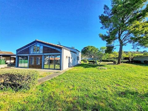 In a very sought-after village 5 minutes from Carcassonne, Dominique Klein offers you this superb architect-designed villa of 170 m2 of living space on a plot of more than 1600 m2 comprising on the ground floor a living room, a fitted kitchen, a dini...