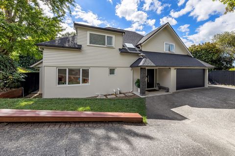 This stunning, upbeat, contemporary residence was rebuilt in 2016. Exceptional features include a spacious open plan kitchen at the heart of the home. This space connects seamlessly to an automated, louvre-covered deck with a spa pool - perfect for e...