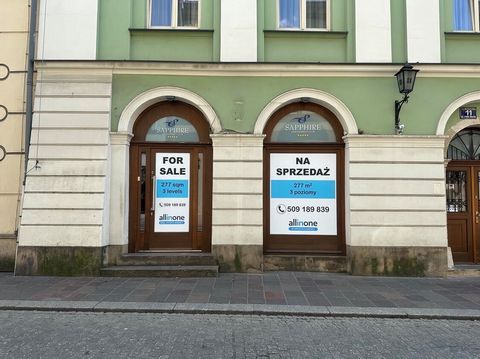 We would like to present an offer for sale of a commercial premises located in the very center of Krakow at the intersection of Mikołajska and Św. Krzyża streets, 270 m from the Main Market Square. Net usable area of the premises: 277,50 m2 The subje...