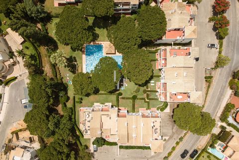 Situé dans la résidence Solar do Golfe à Vilamoura, ce charmant appartement au 1er étage offre un environnement confortable et relaxant pour profiter de vos vacances dans l'Algarve. Avec un accès privilégié à une magnifique piscine commune, cet appar...