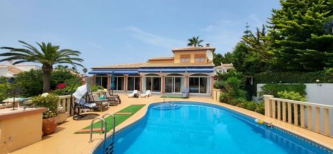 Een prachtige op het zuiden gelegen, in uitstekende staat, gelijkvloerse villa dicht bij Cala de Portitxol, in een zeer rustige omgeving in een kleine, moderne en prestigieuze woonwijk in het Mar Azul-gebied van Javea, profiterend van alle ondergrond...