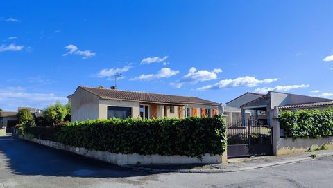 In the town of Saint Martin Lalande, just 8 km from Castelnaudary, traditionally built villa built on 660m² of land. On one level, 4 sides with an 18m² veranda 3 bedrooms with closet 1 bathroom with cupboard Its advantages : double glazing carpentry ...