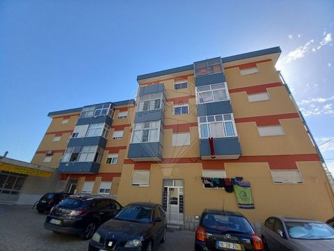 Description 3-room apartment located in Quinta do Brasileiro * RENOVATION WORKS IN PROGRESS* Good sun exposure and river view, inserted in a third floor in a building without elevator, in an area with easy parking. Features: New custom-made and equip...
