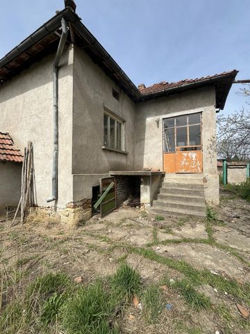 ''Adresse''Immobilier propose une maison dans le village de Krushovene, municipalité de Dolna Mitropolia, avec une surface bâtie de 60,00 m² et une annexe. La cour a une taille de 690,00 m², plate. La maison est située sur la route principale dans le...