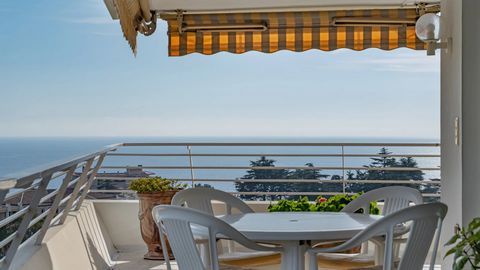 In a luxury residence in the heart of the Croix des Gardes district, this magnificent apartment offers large volumes and an exceptional view from Cap d'Antibes to the Estérel. Like the deck of a ship, its terrace offers stunning open views out over t...