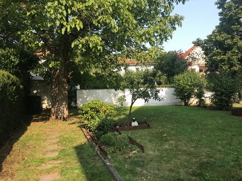Certainly, here's the translated version of your listing: --- **Beautiful Ground Floor Apartment with Garden in Desired Offenbach Location!** **Highlights:** - South-West terrace with private garden area - Underground parking space - Separate laundry...