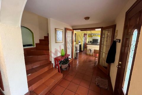 Bright and functional house nestled in a traditional area of narrow streets and friendly neighborhood in the middle part of Desierto de los Leones Ground Floor: it has a spacious living room and dining room, perfect for receiving your guests. Upon en...