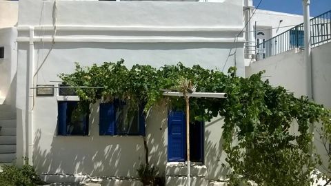 Traditionelle Maisonette aus dem Jahr 1955, in ausgezeichnetem Zustand, unter Beibehaltung seiner authentischen traditionellen Architektur, befindet sich dieses wunderbare Anwesen in Lefkes, Paros, und bietet eine einzigartige Gelegenheit für diejeni...
