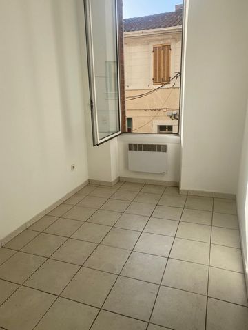 Gamma immo offers for sale a charming apartment of 33m2, located on the 1st floor of a two-storey building, in a peaceful cul-de-sac. This apartment consists of a living room with a partially equipped open kitchen, a bedroom, a bathroom with bathtub ...