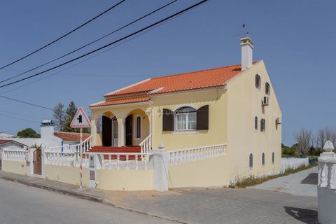 Located in Vendas Novas, this villa with dimensions outside the average 55 minutes from Lisbon. Detached house T4, inserted in Lot of 507 m2, with possibility of living in the countryside. It is located in a quiet area, 2.2 km from the city of Vendas...